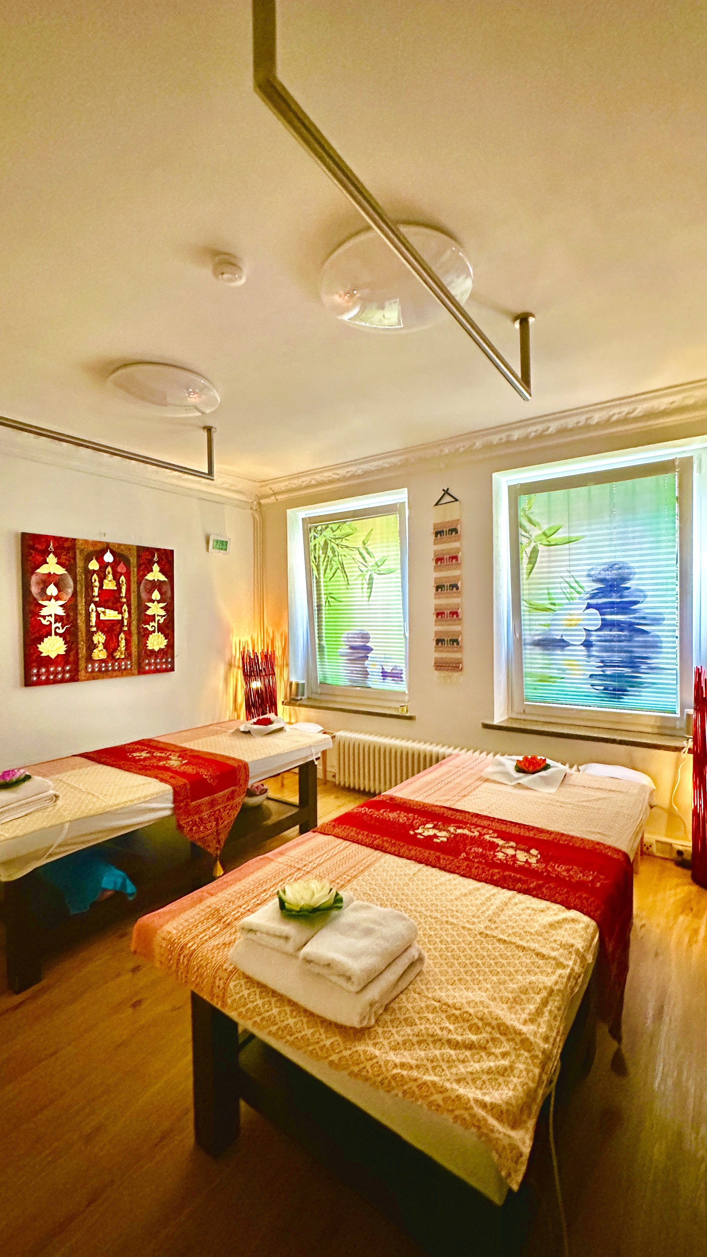 Paarraum mit roten Thai-Textilien